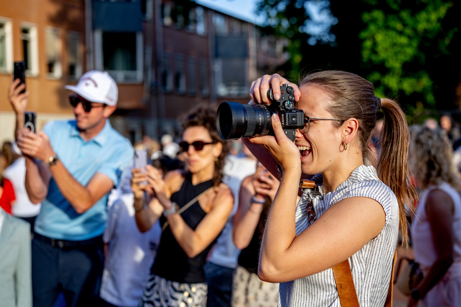 Een fotograaf tussen jullie mensen, niet ervoor